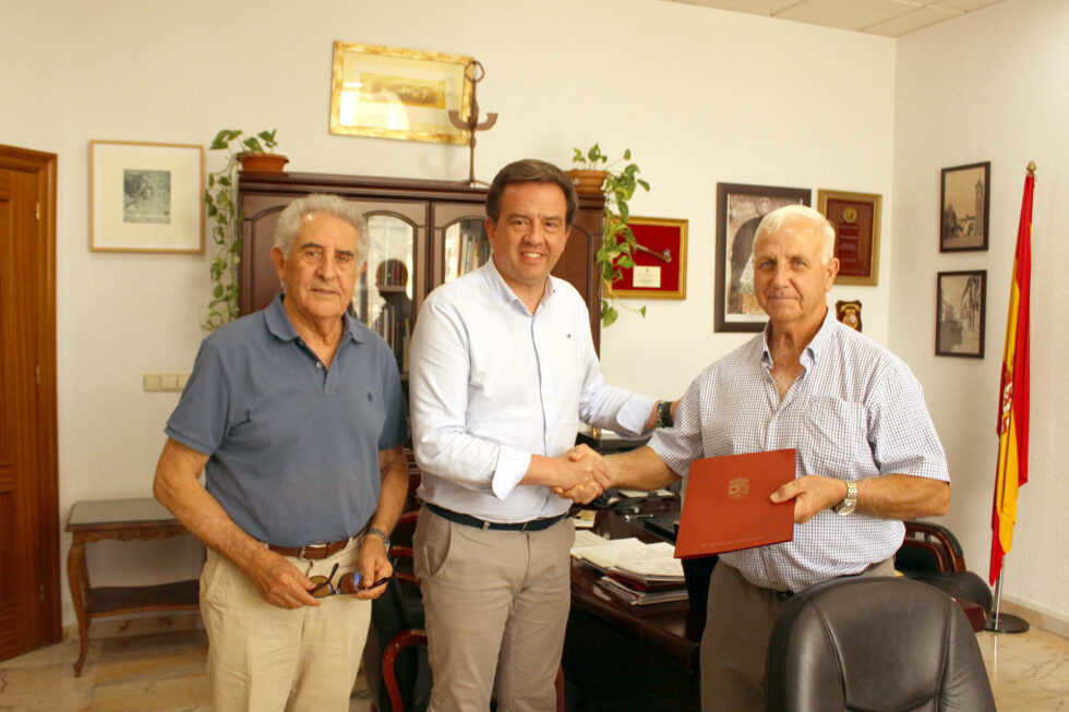 240813-FIRMA-CONVENIO-SOCIEDAD-DE-CAZADORES-1-980x653