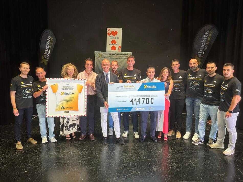 Entrega del cheque por parte del Club Deportivoa Abuchiteextreme (1)